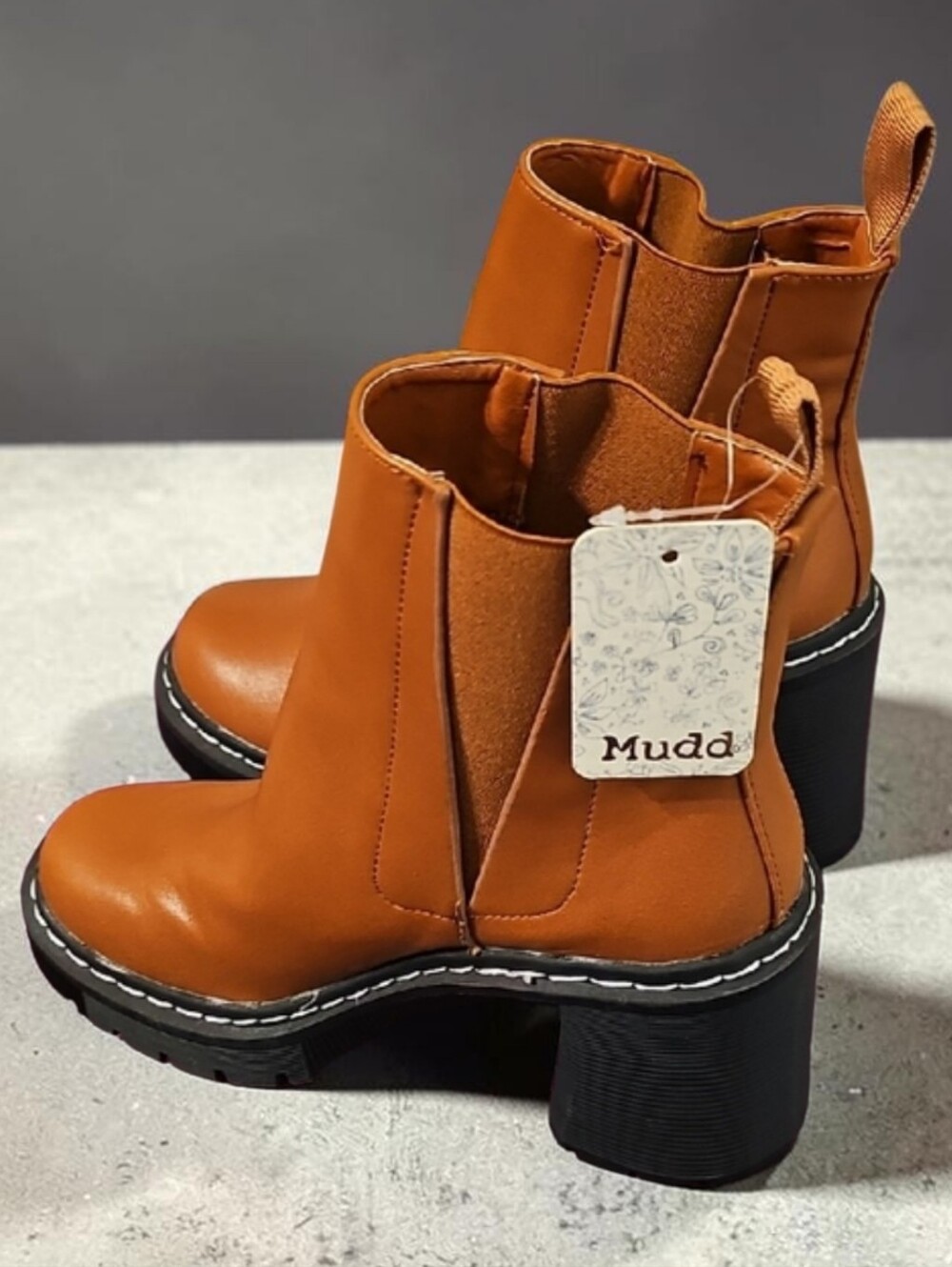 Nwt Mudd Women's Cognac Chelsea Ankle Boots with Block Heel Size 9.